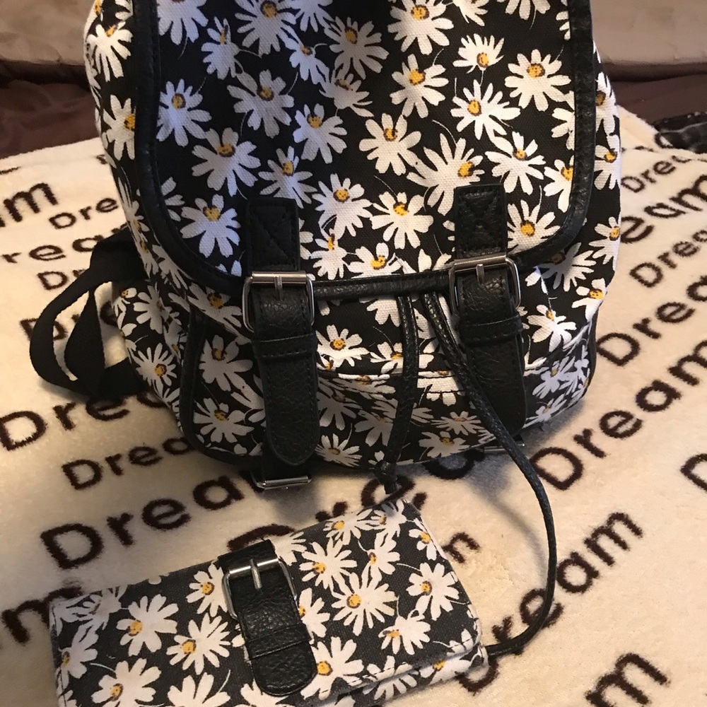 Daisy backpack with matching wallet🌼
